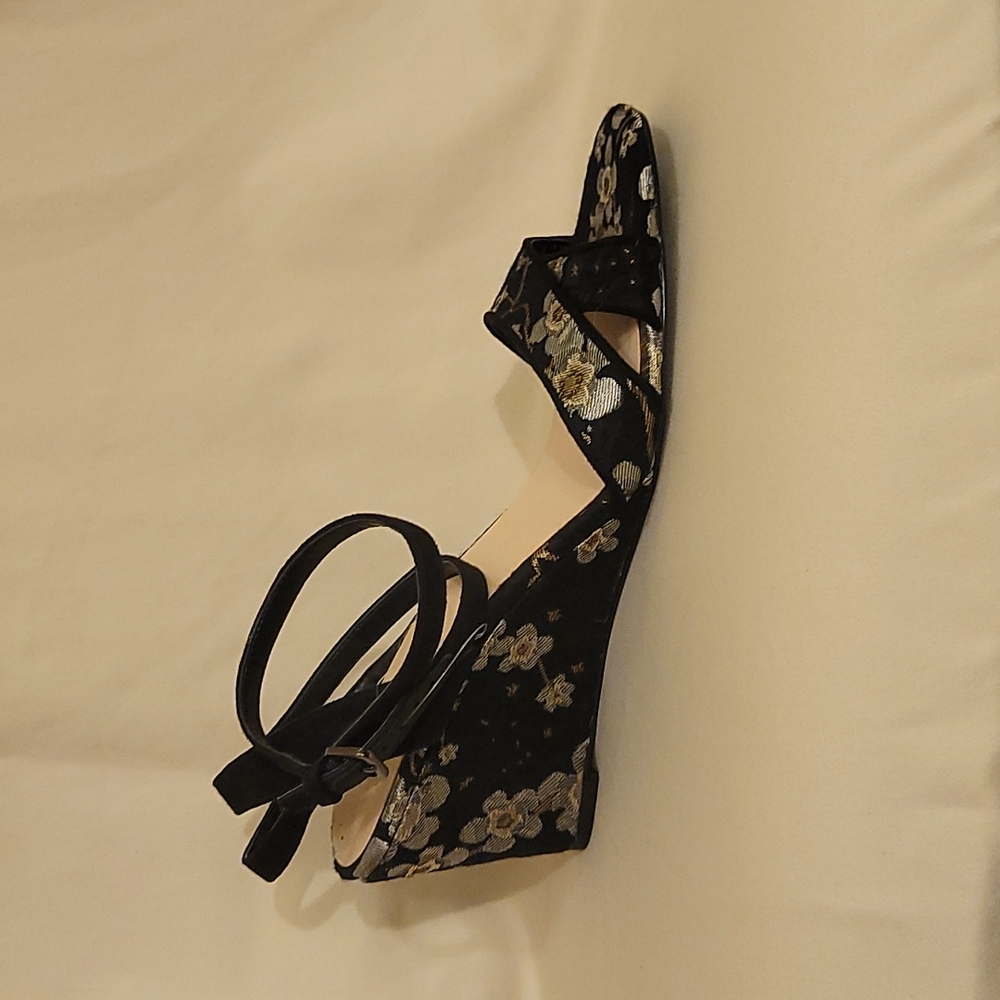 NWOT Nine West Silk Flower Style Strappy Wedges